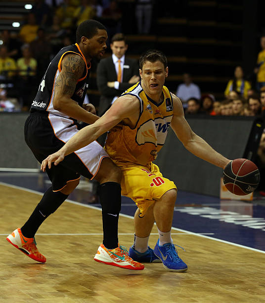 丁内斯出色 丁内斯出色